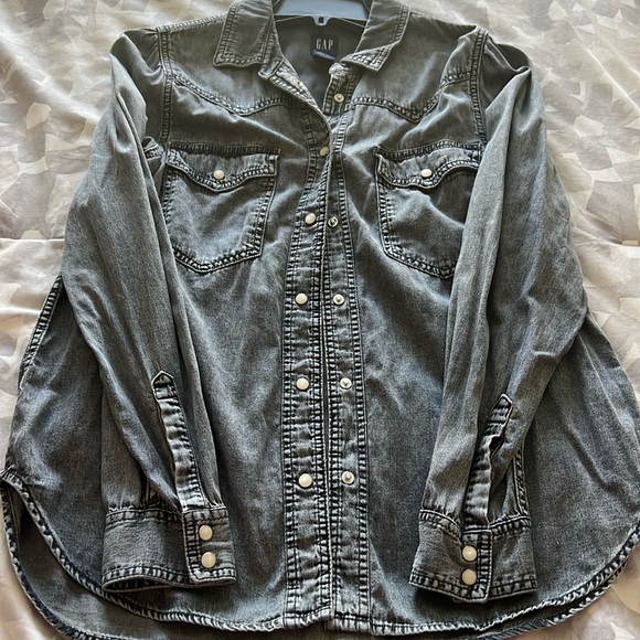 Gap snap close long sleeve - Picture 1 of 4